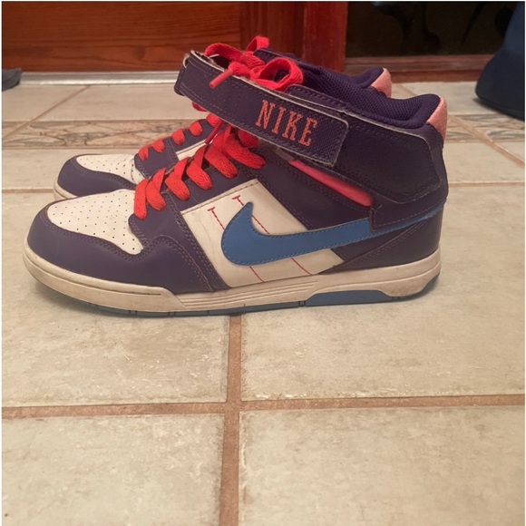 Nikes - Picture 2 of 2